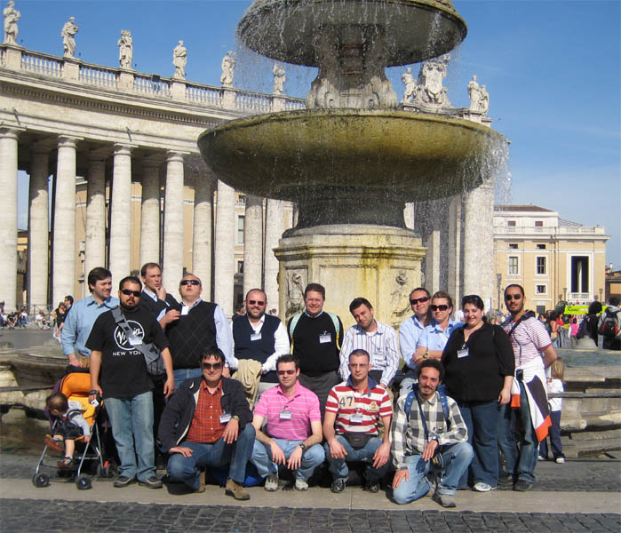 And here's the group photo in St. Peter's square: from left to right: Giulcenc (& Federico), Duvde, Tarapiatapioca (meeting organizer), Presidente, Pietropole, Lozingaro, Starcaptain, debemaks + girlfriend, ewri and Sharatan3, on their knees: Trinacria, Ravestorm, Dynadart and Claudio vda (photo taken by Giulcenc wife Cristina)